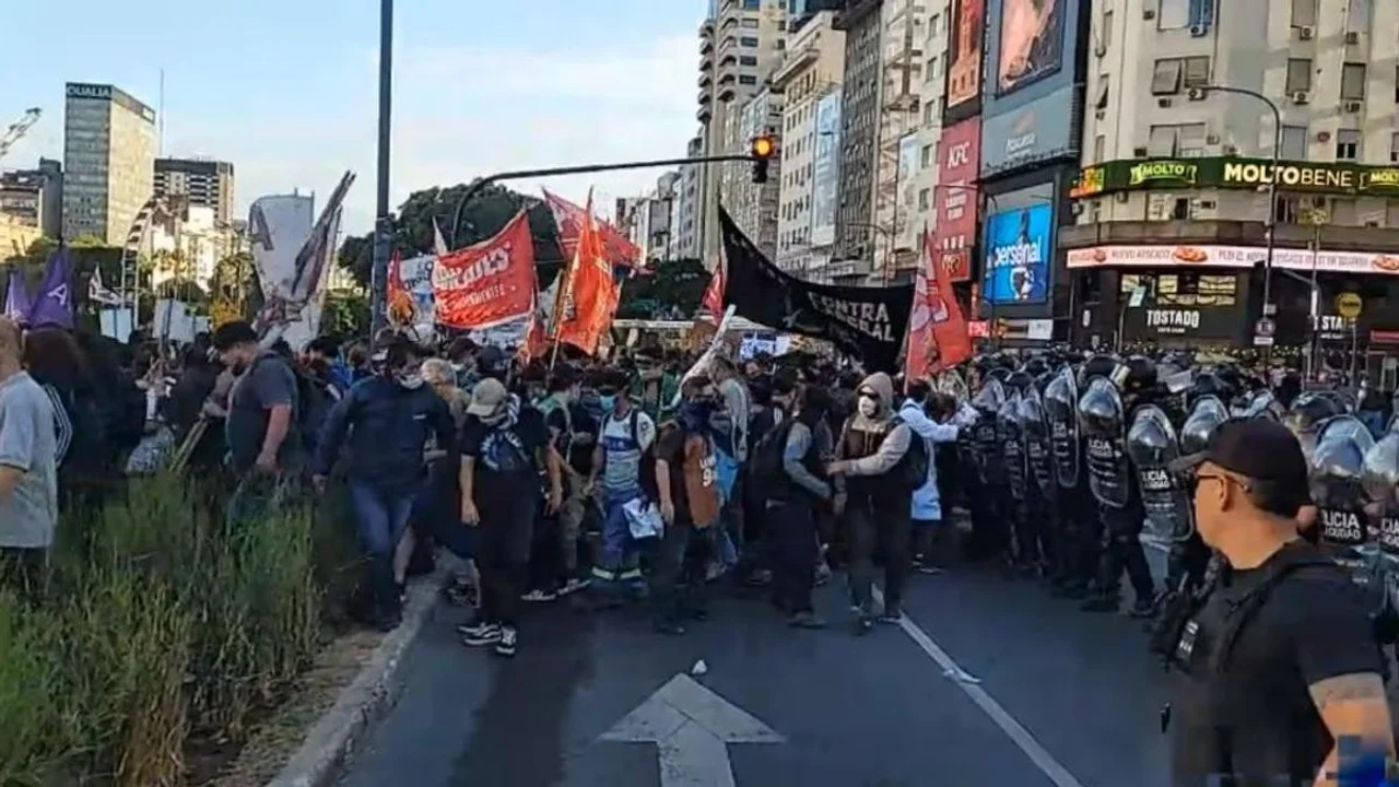 Caos e incidentes en la 9 de Julio en una protesta por la reforma laboral