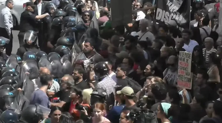 Emergencia en Discapacidad: Se llevo acabo una marcha frente al Ministerio de Salud por demoras en los pagos, exigiendo el cumplimiento de la ley. Hubo momentos de tensión